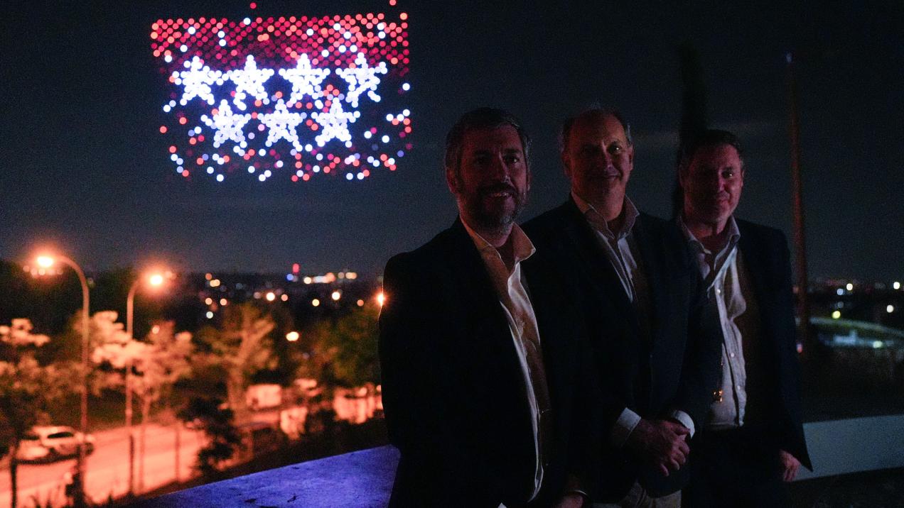 La Comunidad de Madrid celebra el 2 de mayo con un espectacular show de drones iluminados.
