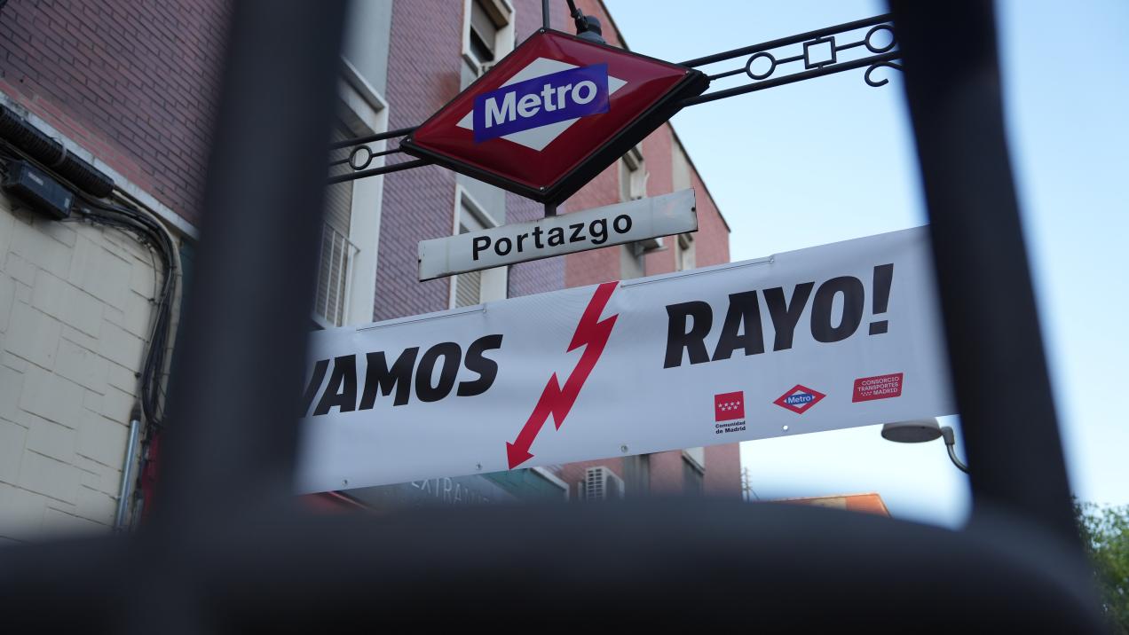 La Comunidad de Madrid adorna las estaciones de Metro en Vallecas para apoyar al Rayo en la final