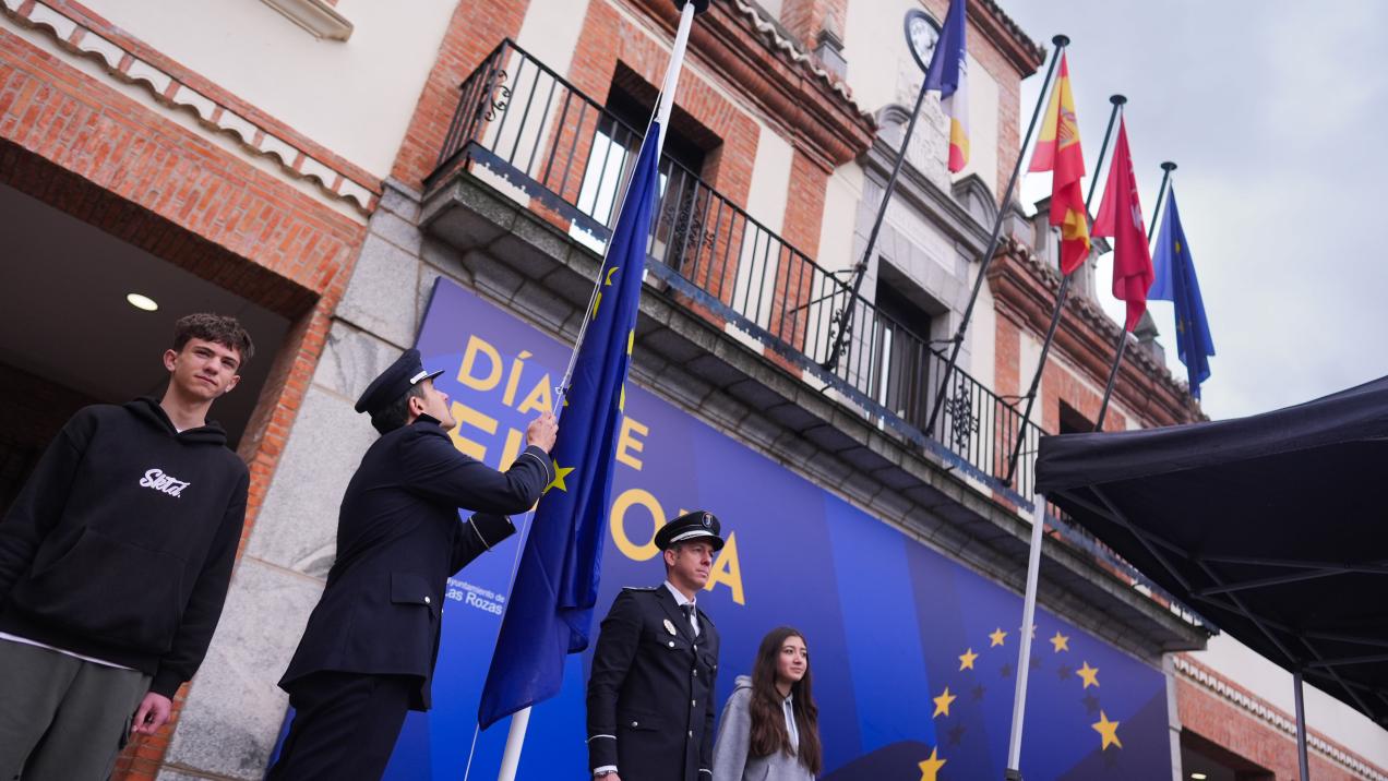 La Comunidad de Madrid celebra el Día de Europa con el izado de la bandera de la UE en Las Rozas