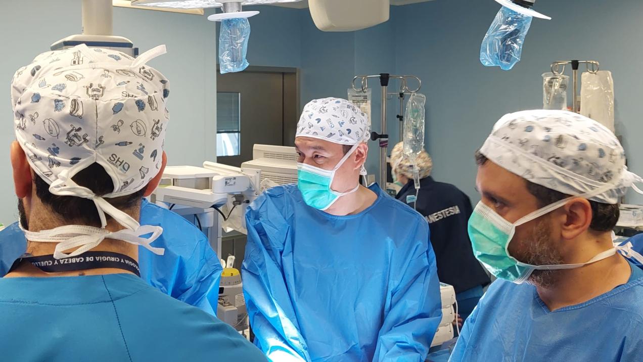 El hospital público Príncipe de Asturias innova con una prótesis para recuperar la voz y la