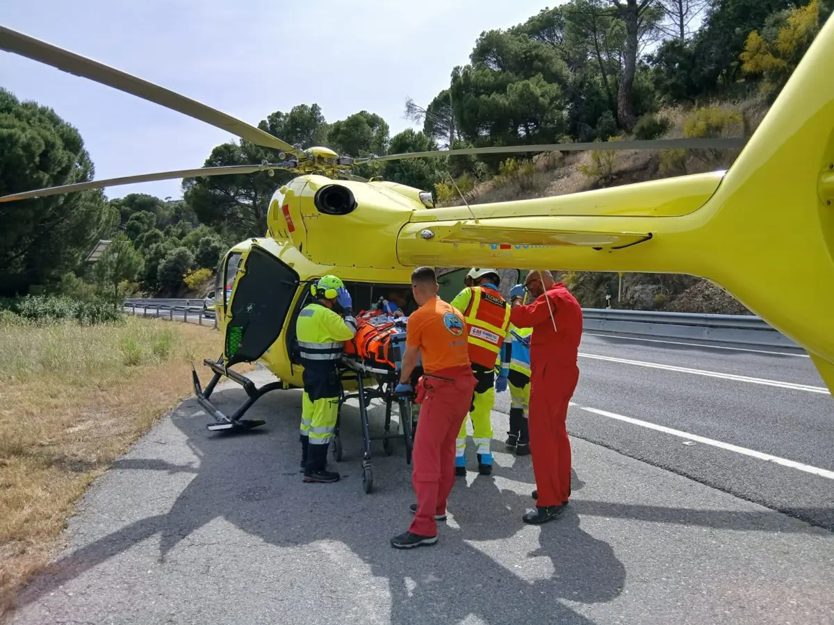 Grave accidente de un motorista tras caer 15 metros en Navas del Rey al salirse de la vía