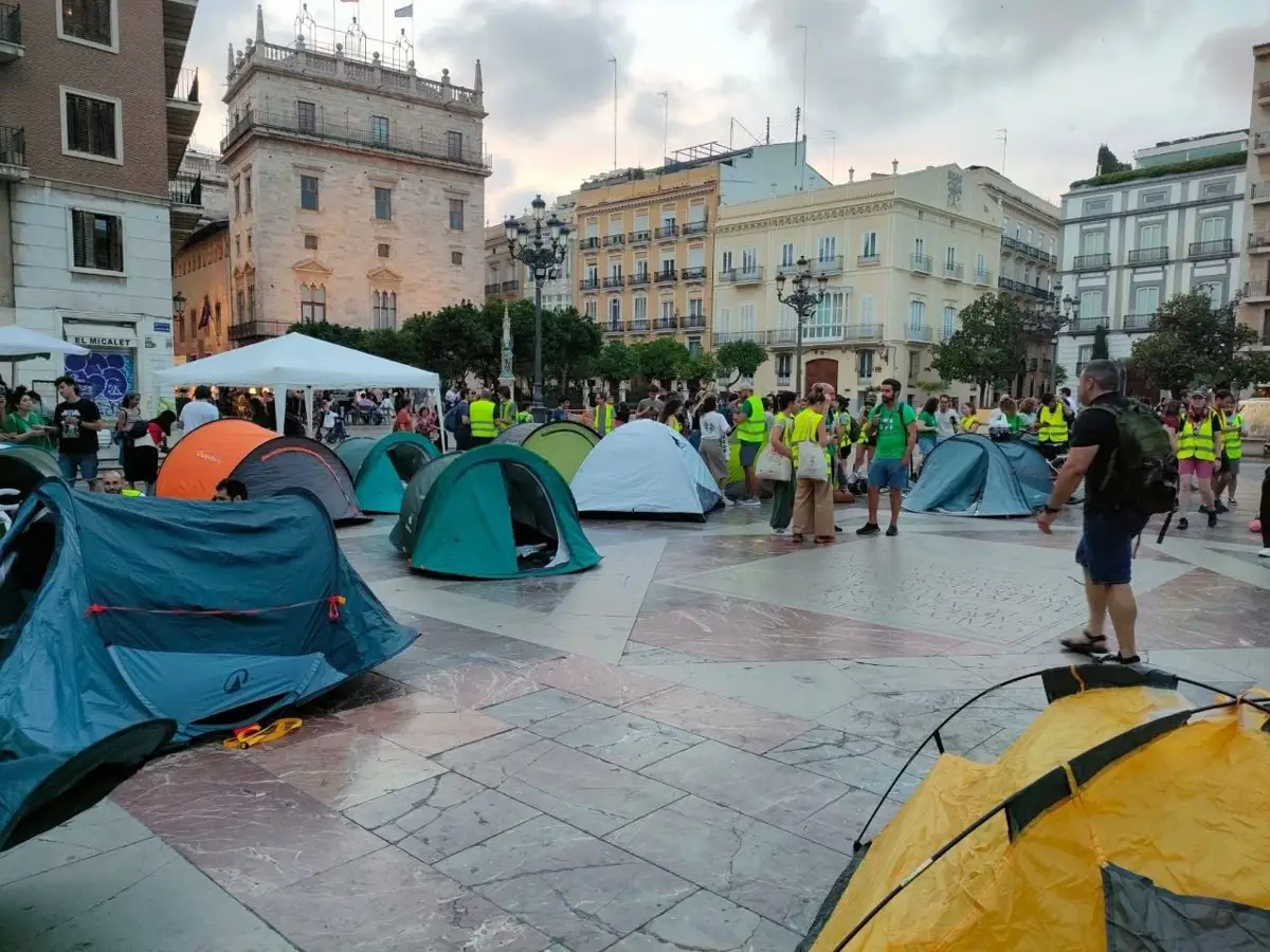 Docentes en huelga comienzan una acampada indefinida en la plaza de la Virgen de València
