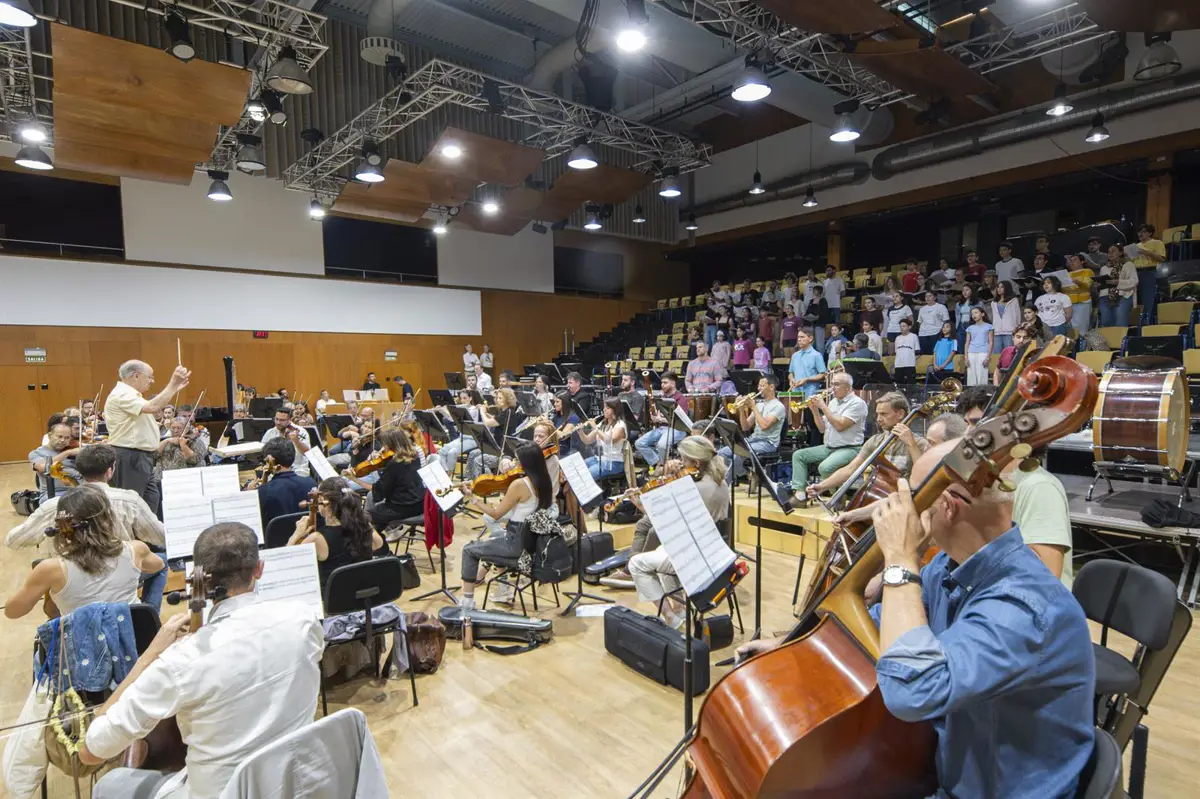 Misterios del cielo, la gloria se eleva, del alma la música que abraza la tierra