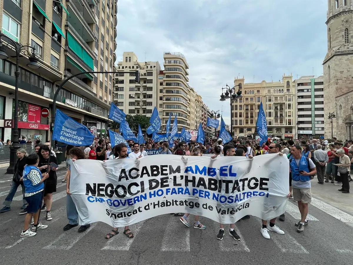 Manifestación en València exige reducir los precios del alquiler: "Terminen con este negocio