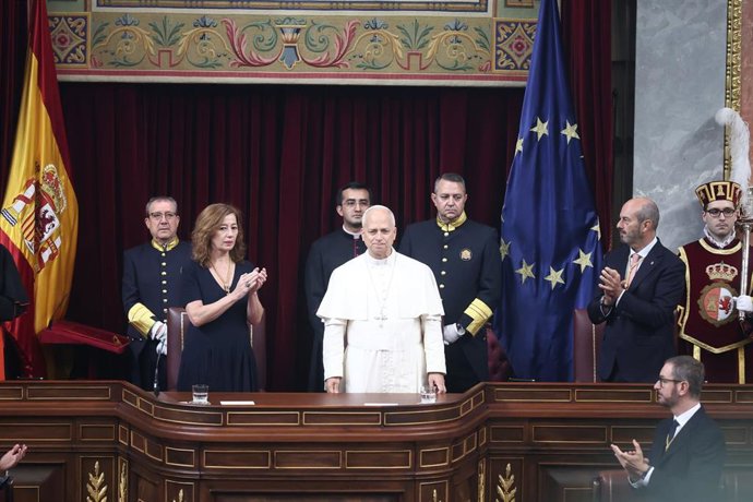 (I-D) La presidenta del Congreso, Francina Armengol; el Papa Le&oacute;n XIV, y el presidente del Senado, Pedro Roll&aacute;n, durante una visita del Pont&iacute;fice al Congreso de los Diputados, a 8 de junio de 2026, en Madrid (Espa&ntilde;a).