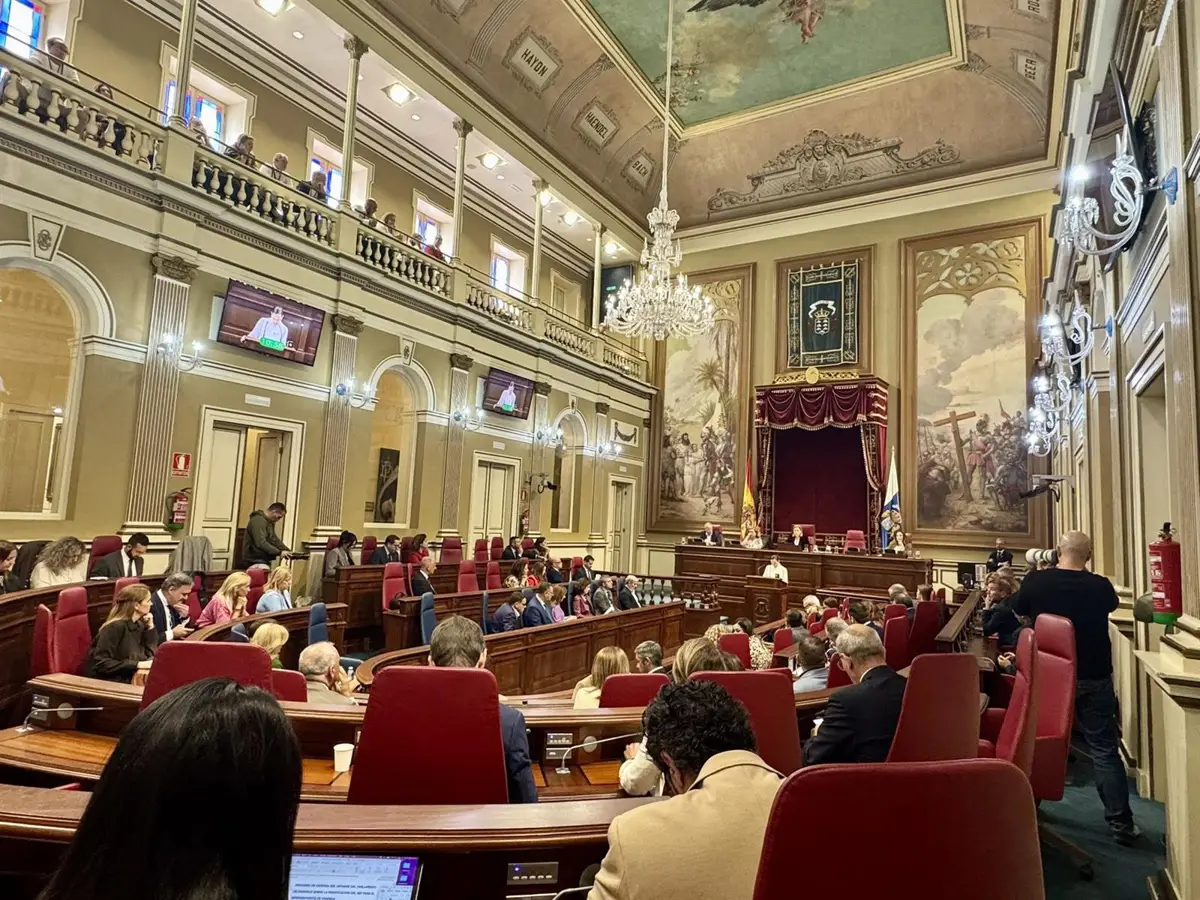 La nueva ley de cabildos es aprobada por el Parlamento de Canarias, con la oposición de Vox