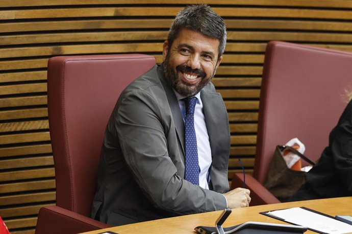 Archivo - El expresident de la Generalitat y diputado Carlos Maz&oacute;n durante una sesi&oacute;n de control, en Les Corts Valencianes