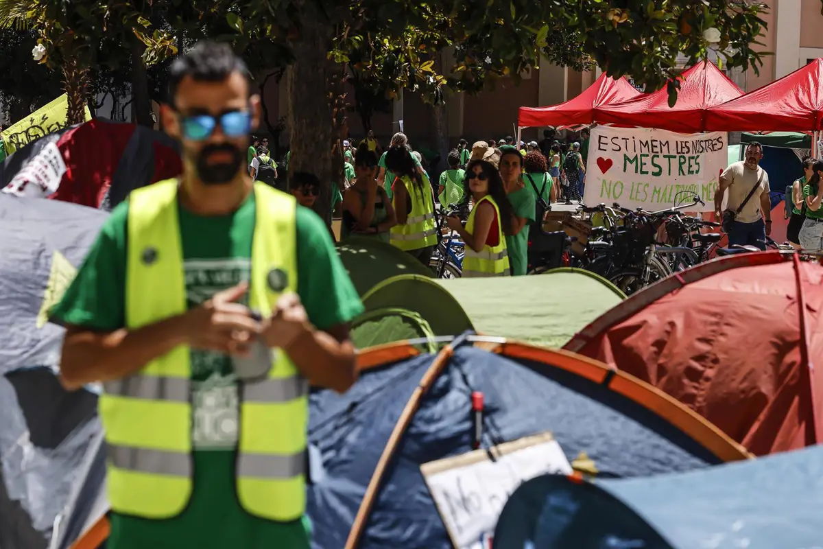 Docentes finalizan la acampada en la Plaza de la Virgen tras dos semanas de intensa militancia
