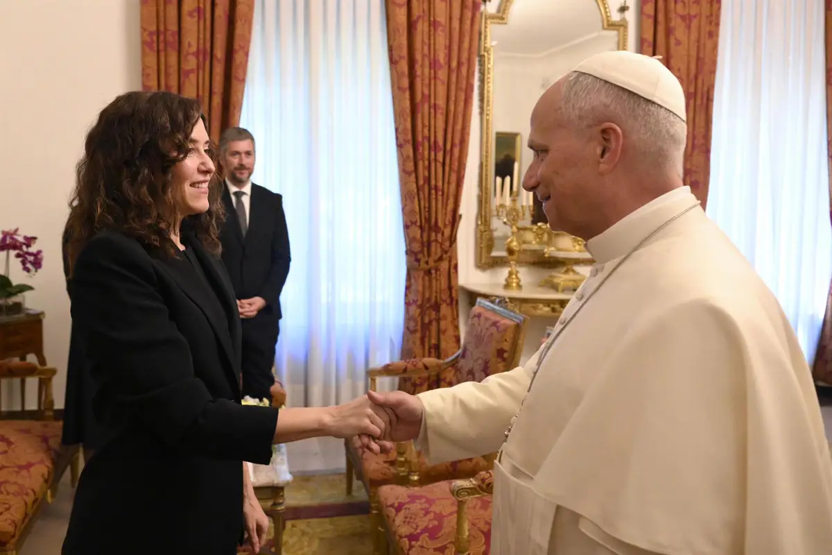 Ayuso destaca la alegría de Madrid, la grandeza de Barcelona y la simplicidad de Canarias durante