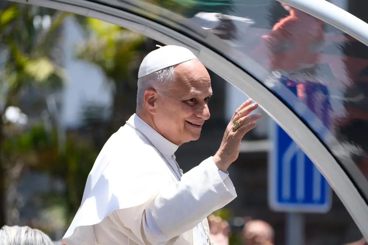 El Papa concluye su visita a España en Tenerife con encuentros de migrantes y una misa para 30.000