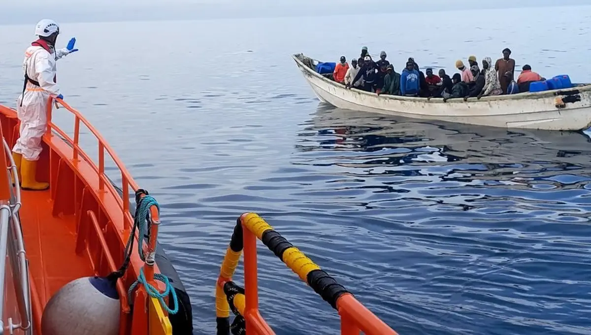 Salvamento Marítimo rescata a 77 migrantes en una patera cerca de Canarias