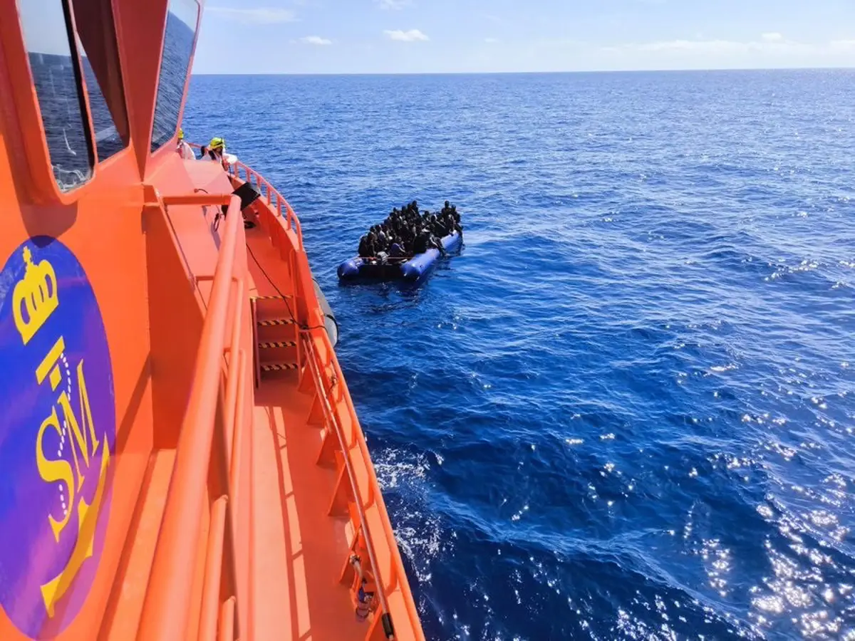 Rescatan a unas 68 personas en una patera cerca de Lanzarote