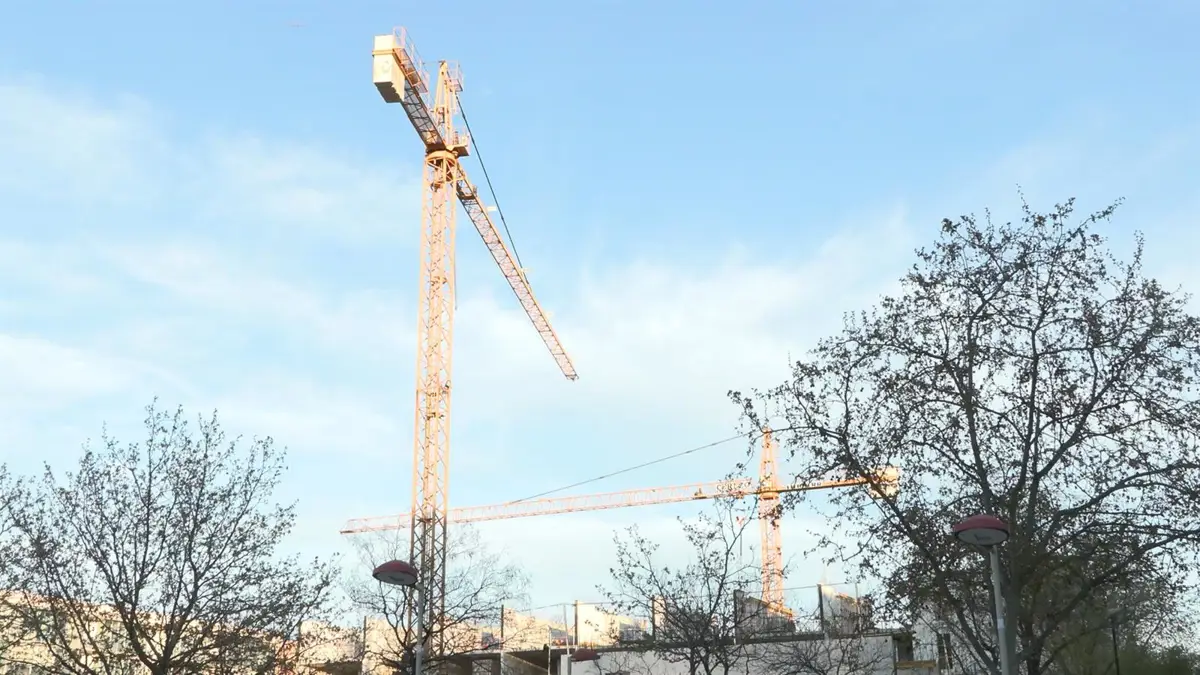 Una grúa de obra en Tetuán causa daños en tres edificios y desalojan a una familia afectada