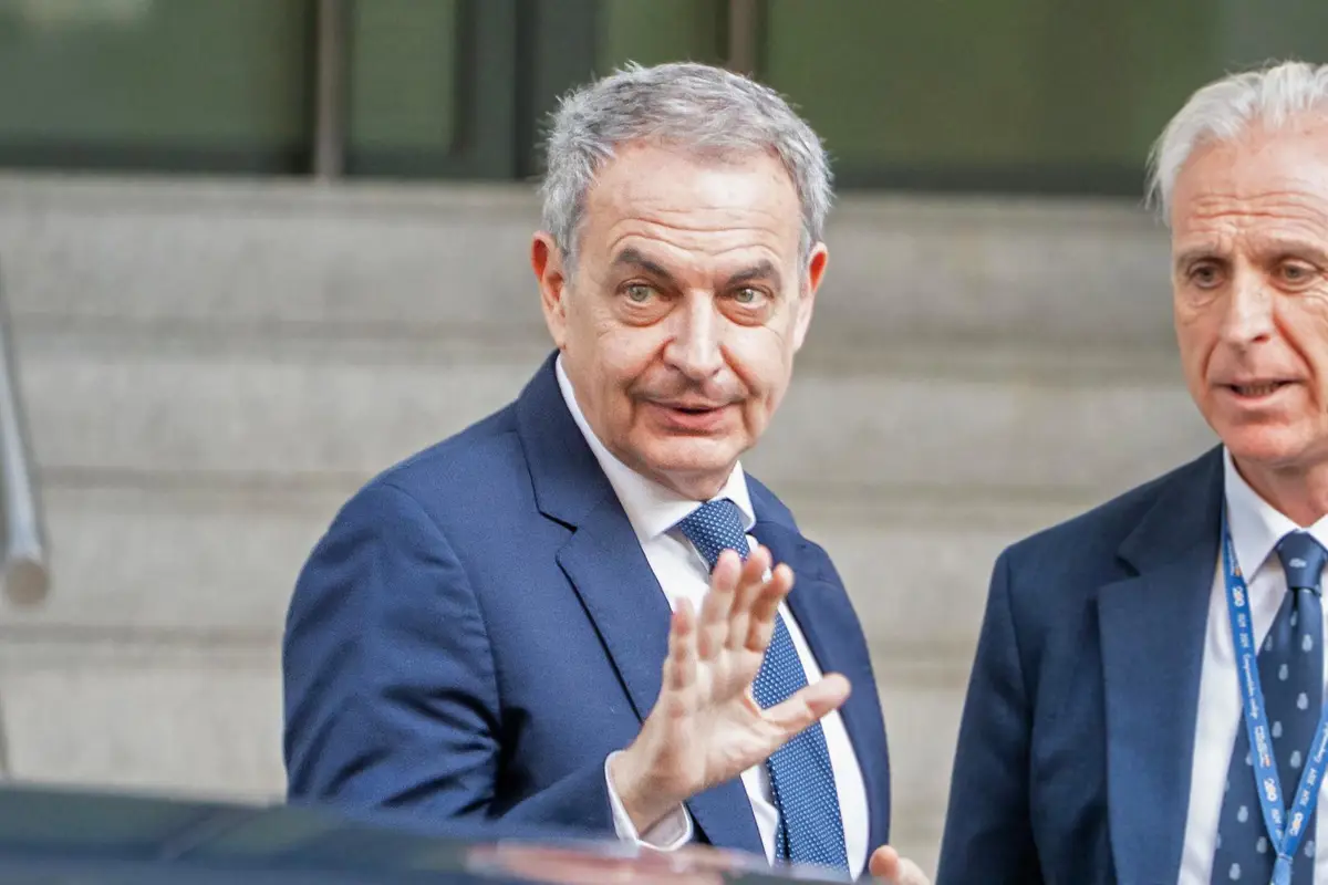 El portavoz de Zapatero se muestra "satisfecho" tras su declaración: "Establece su inocencia"