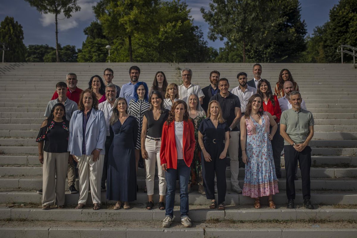 Mónica García incluye a profesionales de Sanidad, territorio y diputados regionales en su lista