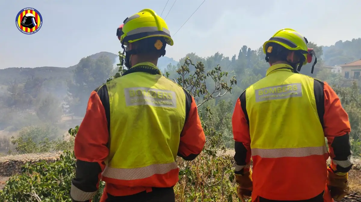 El incendio de Estivella ha sido estabilizado y se retiran los medios aéreos y terrestres.