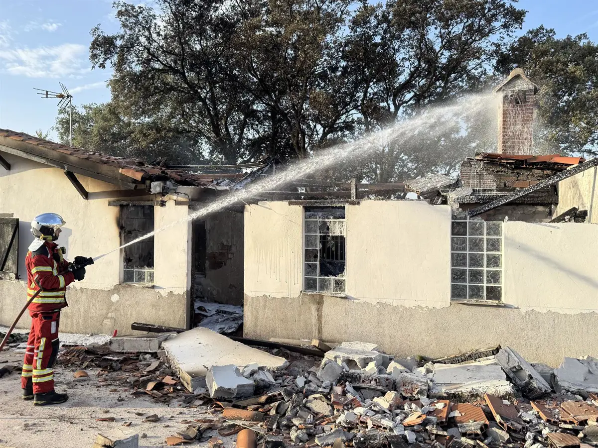 Cinco personas logran salir a tiempo de un incendio en una vivienda de Navalcarnero que fue