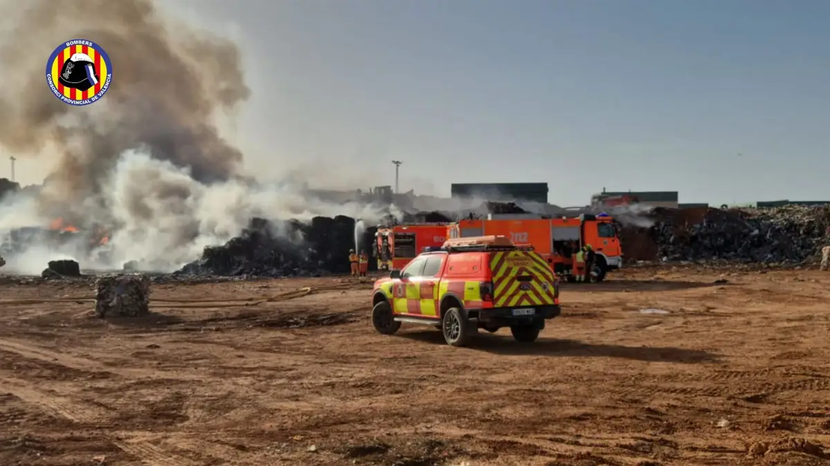 Bomberos combaten un incendio en un vertedero de Caudete de las Fuentes, donde las temperaturas