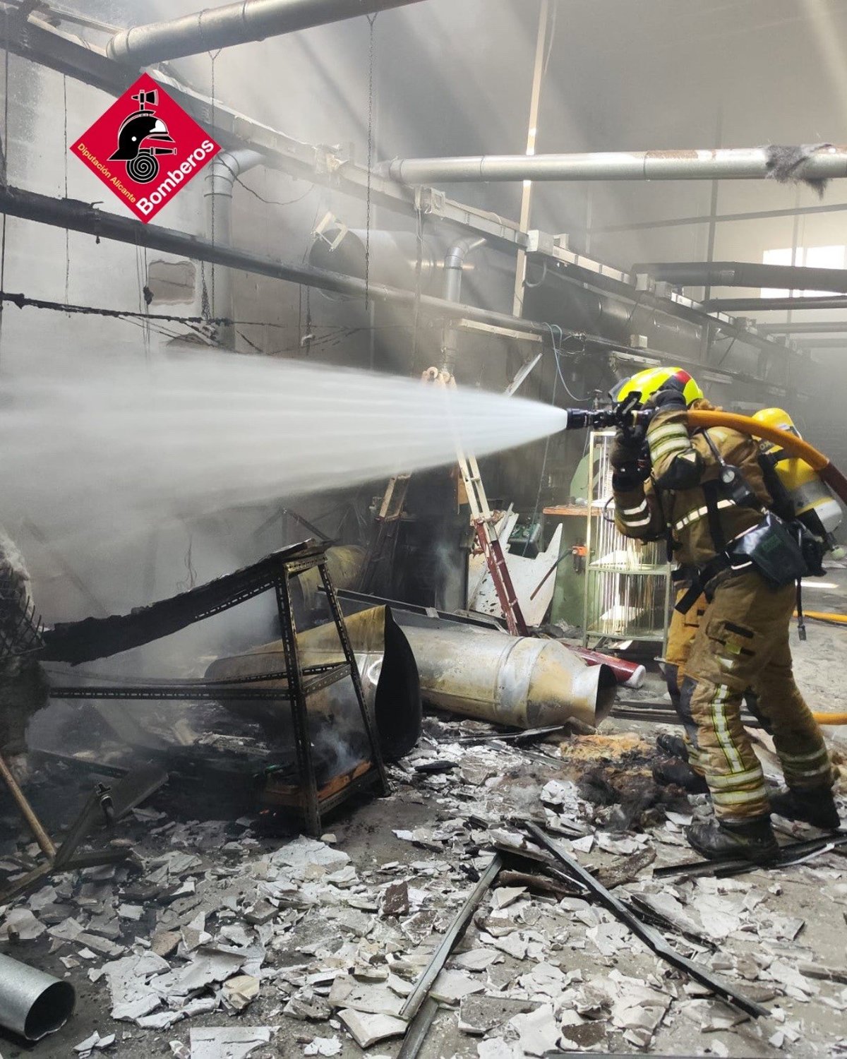 Un incendio en una nave de Villena provoca que un empleado reciba atención por inhalación de humo
