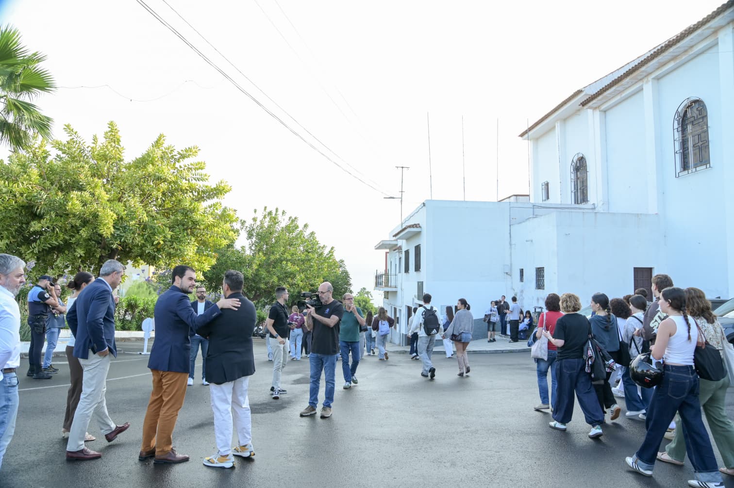 Manuel Domínguez apoya a los estudiantes que comienzan la PAU en el aula de preparación