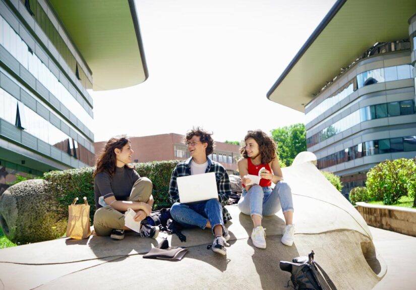 La Comunidad de Madrid ofrecerá ayudas de hasta 200 euros mensuales a universitarios con beca