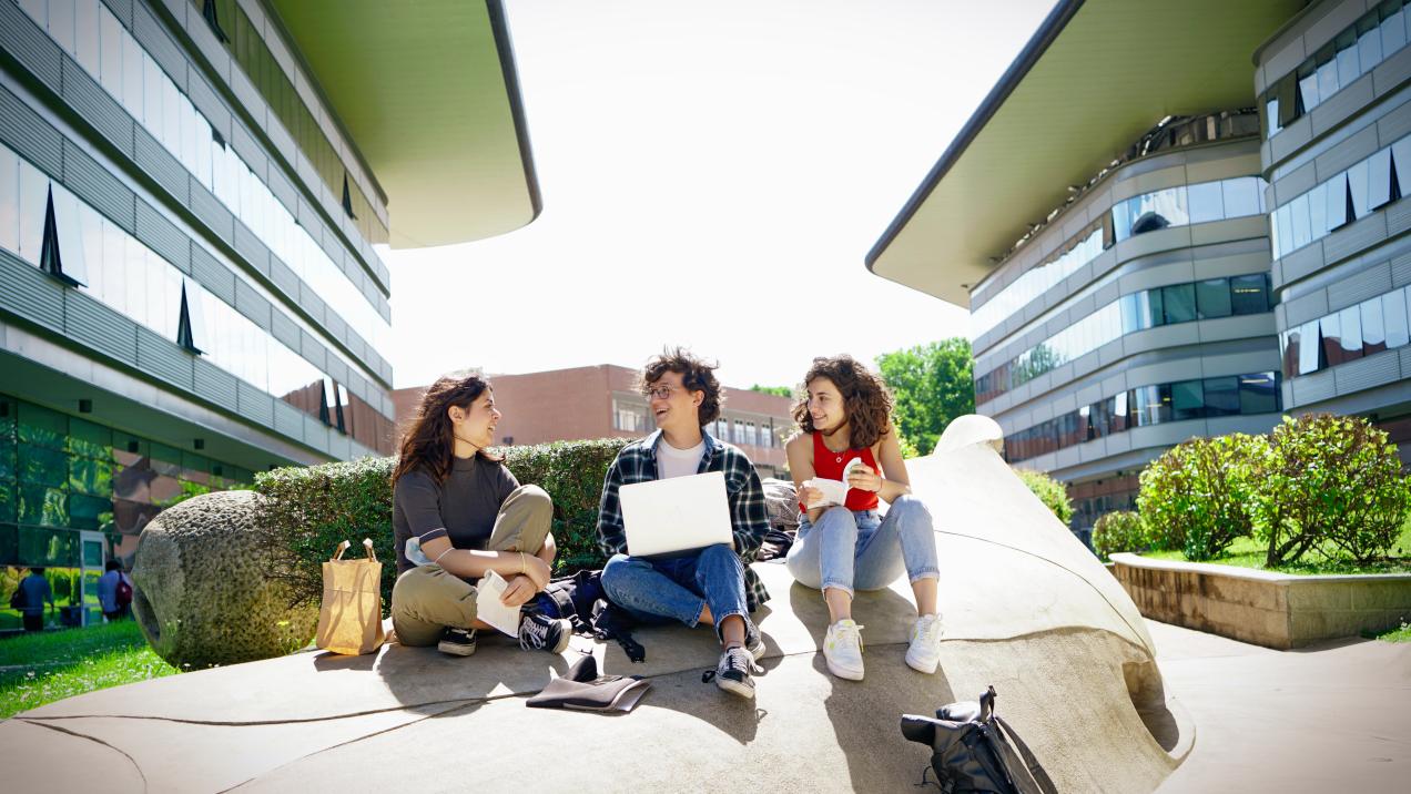 La Comunidad de Madrid ofrecerá ayudas de hasta 200 euros mensuales a universitarios con beca