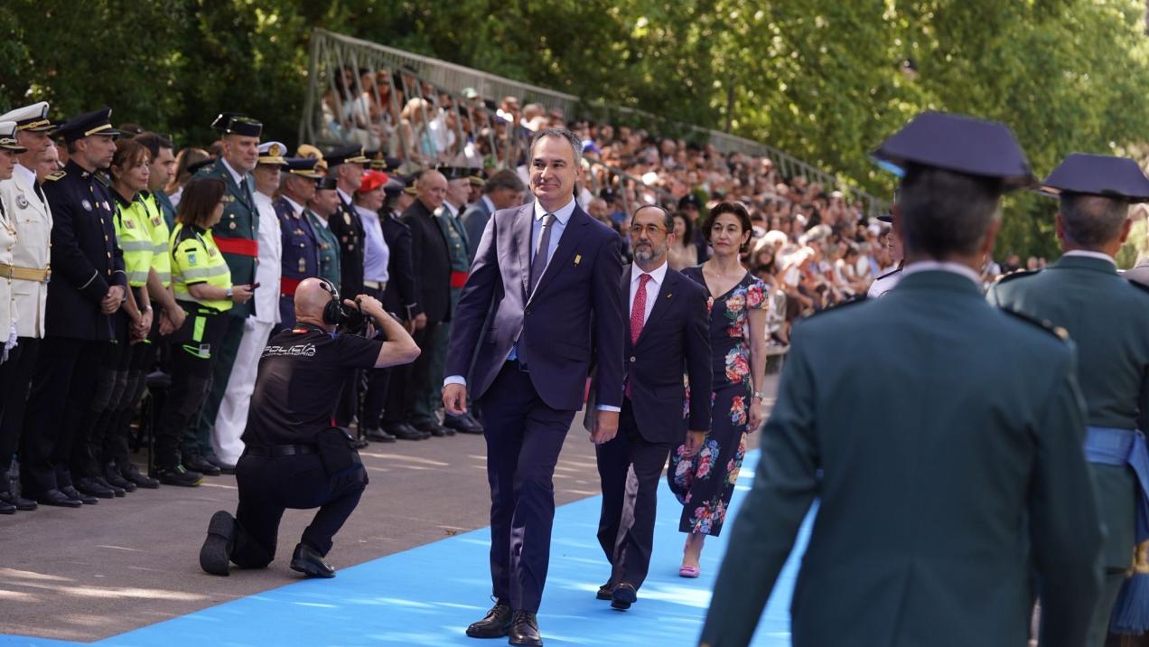 El director general de seguridad fue condecorado con una Cruz al Mérito por la Policía Municipal