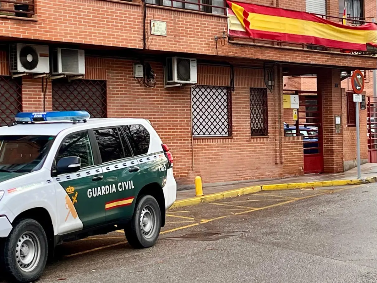 Tres delincuentes son buscados tras asaltar a mano armada una joyería en un centro comercial de
