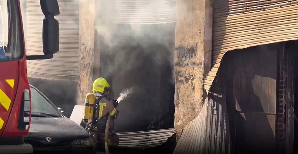 Alrededor de 70 vecinos son reubicados en hoteles por un incendio en el sótano de un edificio en