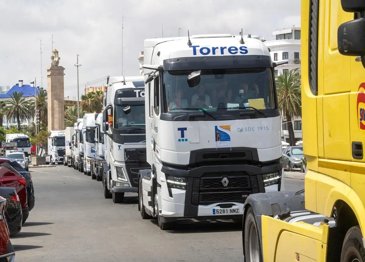 Mil transportistas recorren Valencia en homenaje a San Cristóbal: "Es una forma digna de vivir