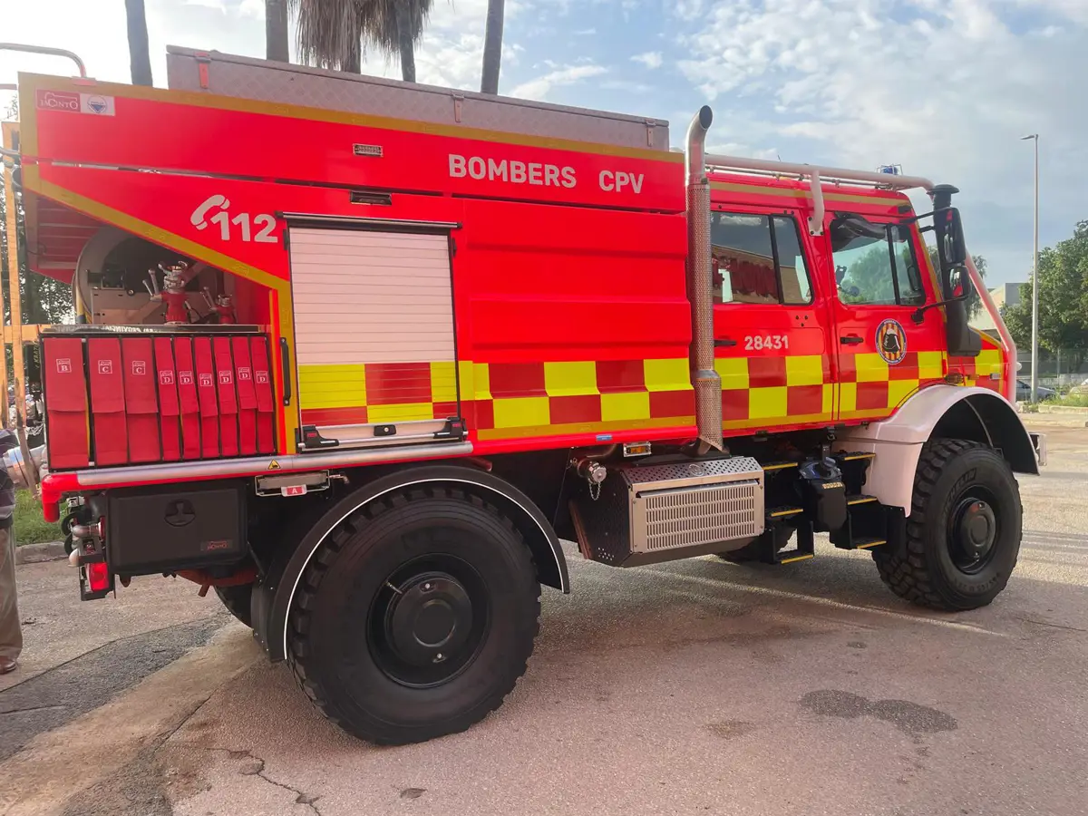 Un incendio en una planta de reciclaje en Aielo de Malferit activa la alerta máxima tras la muerte