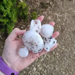 La intensa tormenta que afecta al Valle de Ayora y al Canal de Navarrés deja granizo grande