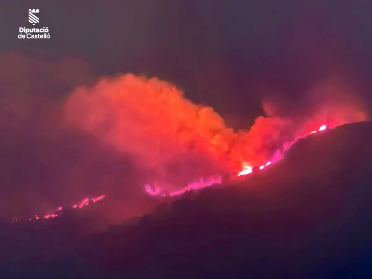 Emergencias activa la situación 2 del PEIF y cierra al tráfico Sierra Engarcerán por incendio
