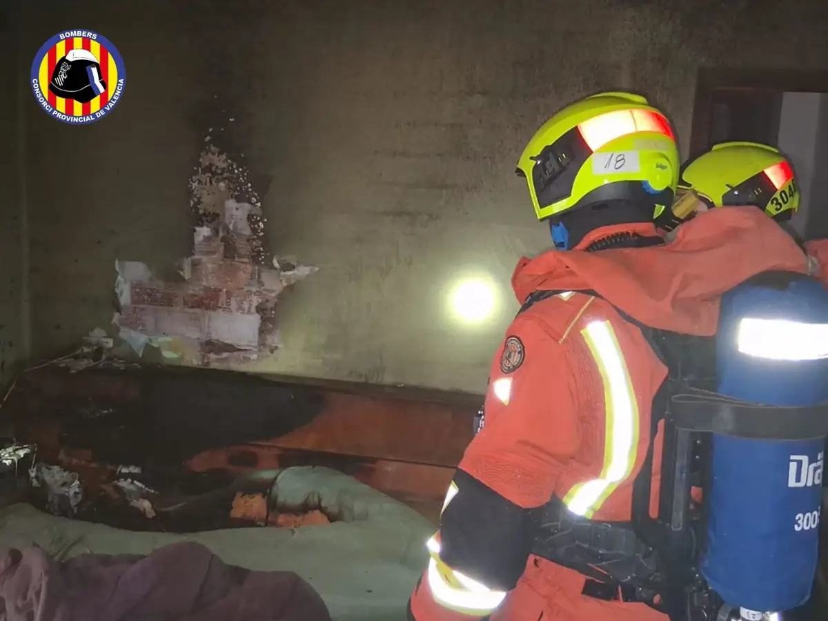 Bomberos sofocan un incendio en la cama de una vivienda en Algemesí