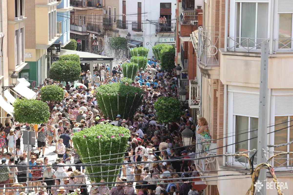 Bétera celebra sus imponentes alfàbegues entre toneladas de confeti y alerta de lluvia y tormentas