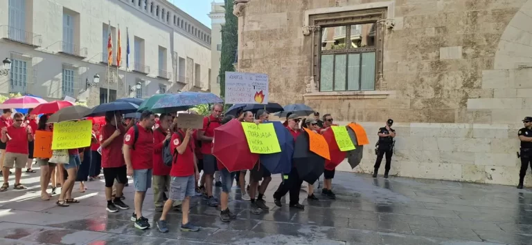 Personal de prevención de incendios se manifiesta nuevamente ante el Palau por graves carencias