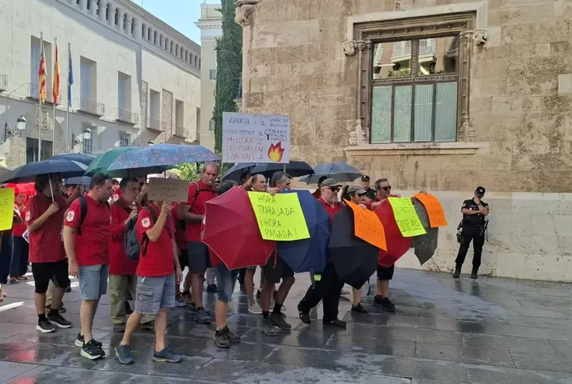 Personal de prevención de incendios se manifiesta nuevamente ante el Palau por graves carencias