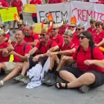 Personal de prevención de incendios se manifiesta ante el Palau con un remo vikingo en protesta