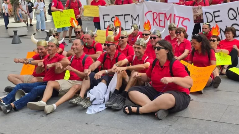 Personal de prevención de incendios se manifiesta ante el Palau con un remo vikingo en protesta