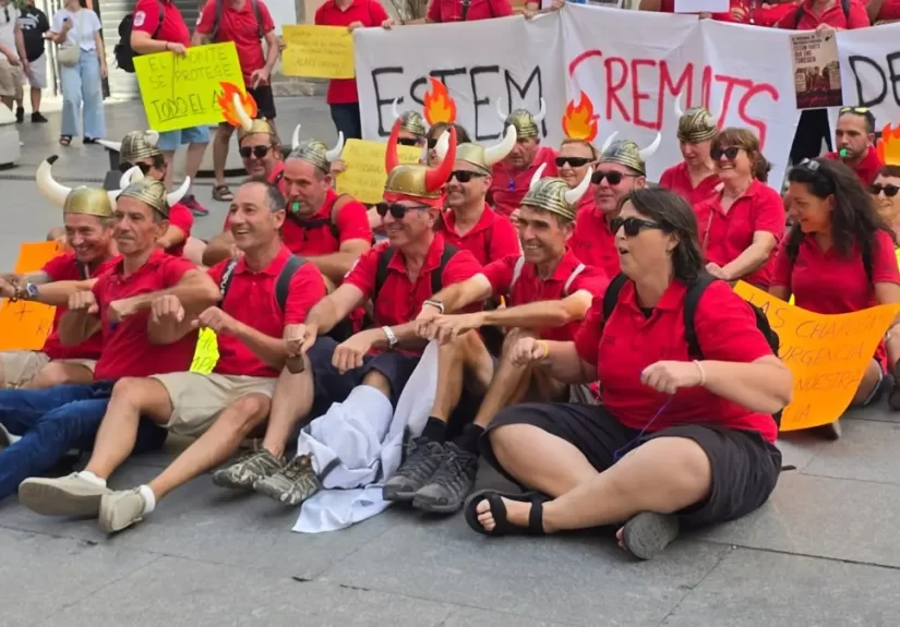 Personal de prevención de incendios se manifiesta ante el Palau con un remo vikingo en protesta