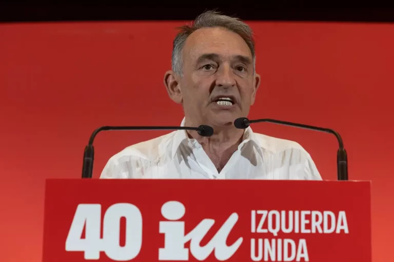 IU pide al Rey que hable con Mohamed VI por el "ataque" a Ceuta: "Está tardando"