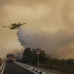 El incendio en El Saler mantiene cerrada la carretera CV