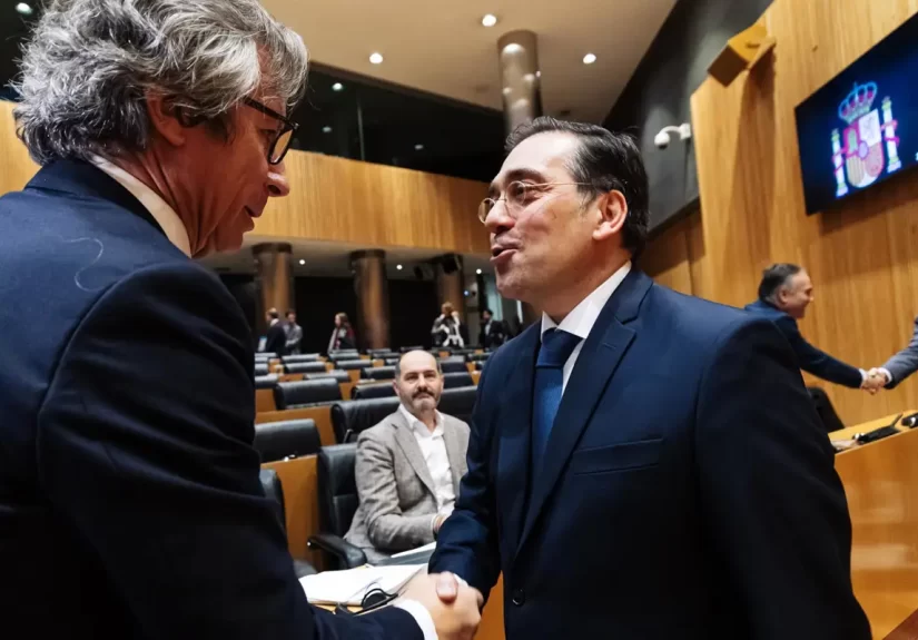 El PP critica a Albares por culpar a "bulos" la crisis en Ceuta, mientras Vox habla de "invasión"