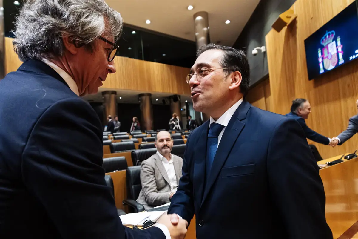 El PP critica a Albares por culpar a "bulos" la crisis en Ceuta, mientras Vox habla de "invasión"