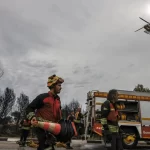 Los equipos terrestres siguen trabajando en el incendio de El Saler, estabilizado desde ayer