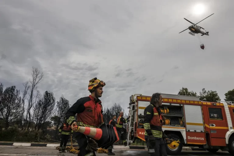 Los equipos terrestres siguen trabajando en el incendio de El Saler, estabilizado desde ayer
