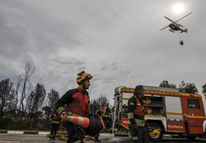 Los equipos terrestres siguen trabajando en el incendio de El Saler, estabilizado desde ayer