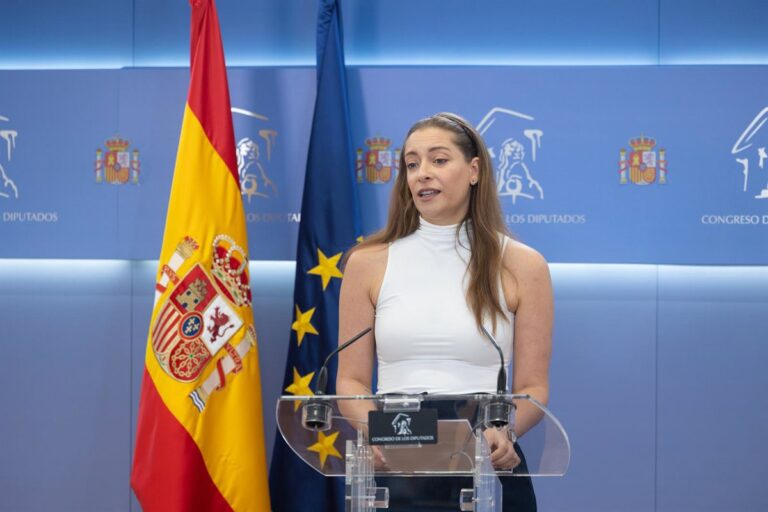El PP afirma que Sánchez sigue resentido con el Rey y arrastra complejos con Felipe VI