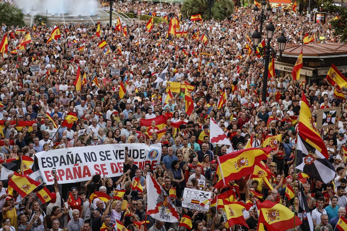 Multitudinarias concentraciones en apoyo a Ceuta en las plazas de la Comunitat: "No está sola"