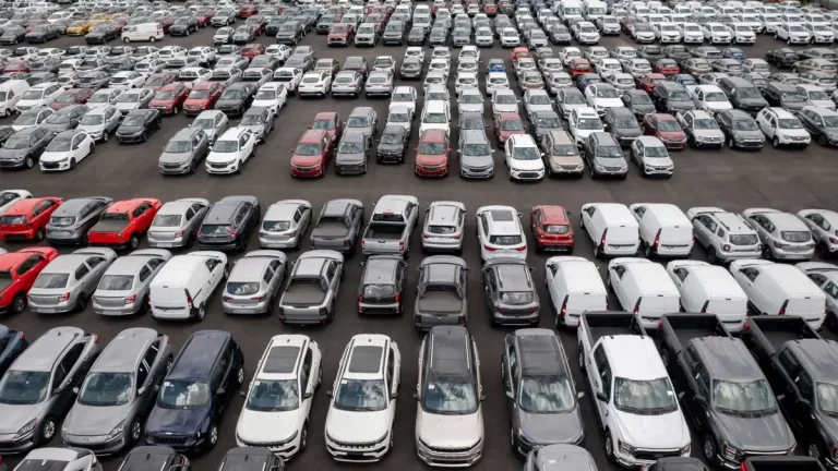 La venta de coches usados disminuye un 3,3% en agosto en la Comunitat y la de furgonetas un 1,2%